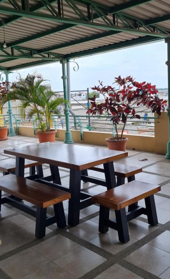Hostal Solar Del Puerto Machala Esterno foto