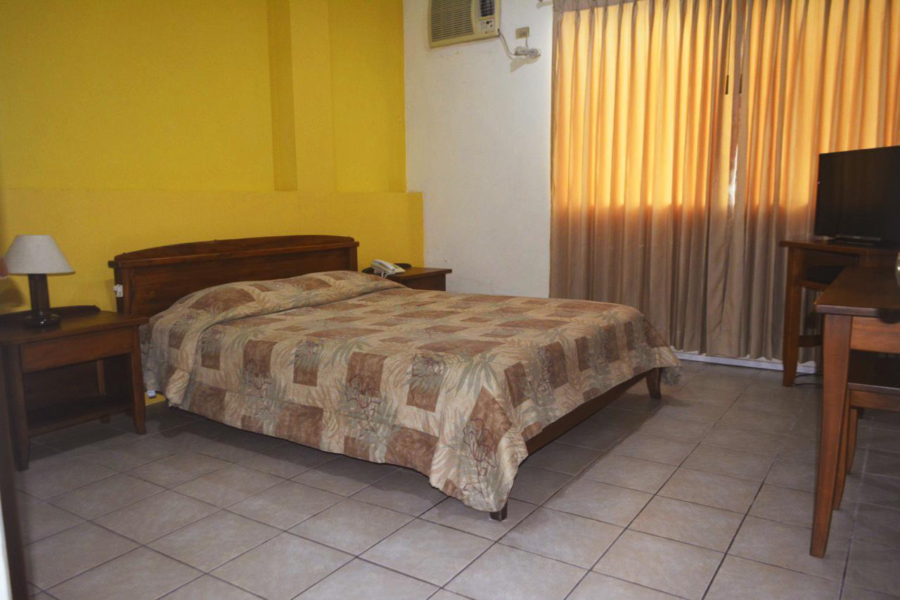 Hostal Solar Del Puerto Machala Esterno foto